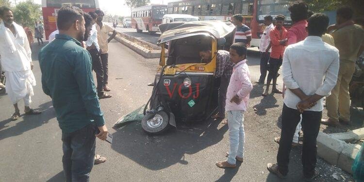 ಆಟೋ ಹಾಗೂ ಬಸ್ ಮಧ್ಯೆ ಮುಖಾಮುಖಿ ಡಿಕ್ಕಿ !!