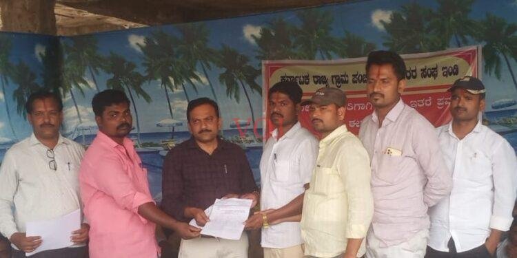 ಗ್ರಾಮ ಪಂಚಾಯತ್ ಕ್ಲರ್ಕ್ ಕಂ ಡಾಟಾ ಎಂಟ್ರಿ ಆಪರೇಟರ್ಸ ಬಾಕಿ ವೇತನಕ್ಕಾಗಿ ಧರಣಿ ಸತ್ಯಾಗ್ರಹ ..