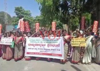 ಅಂಗನವಾಡಿ ನೌಕರರನ್ನು ಸರ್ಕಾರಿ ನೌಕರರನ್ನಾಗಿ ಪರಿಗಣಿಸಿ ಎಂದು ಕೇಂದ್ರ, ರಾಜ್ಯ ಸರ್ಕಾರದ ವಿರುದ್ಧ ಘೋಷಣೆ.