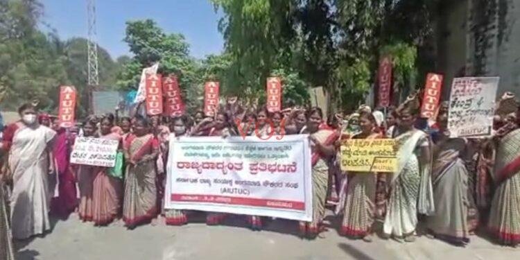 ಅಂಗನವಾಡಿ ನೌಕರರನ್ನು ಸರ್ಕಾರಿ ನೌಕರರನ್ನಾಗಿ ಪರಿಗಣಿಸಿ ಎಂದು ಕೇಂದ್ರ, ರಾಜ್ಯ ಸರ್ಕಾರದ ವಿರುದ್ಧ ಘೋಷಣೆ.