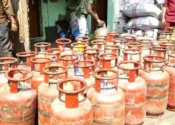 ಅಕ್ರಮವಾಗಿ ಸಿಲಿಂಡರ್ ಸಂಗ್ರಹಿಸಿಟ್ಟಿದ್ದ ಮೂರು ಅಂಗಡಿಗಳ ಮೇಲೆ ದಾಳಿ..