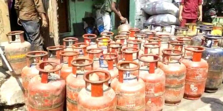 ಅಕ್ರಮವಾಗಿ ಸಿಲಿಂಡರ್ ಸಂಗ್ರಹಿಸಿಟ್ಟಿದ್ದ ಮೂರು ಅಂಗಡಿಗಳ ಮೇಲೆ ದಾಳಿ..