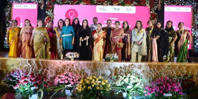 ಹೂವುಗಳ ಪ್ರತಿಕೃತಿಗಳೊಂದಿಗೆ ಮಹಿಳೆಯರಿಗೆ ವಿಶೇಷವಾಗಿ ಗೌರವ ಸಲ್ಲಿಸಿದ ಫ್ಲವರ್ ಕೌನ್ಸಿಲ್.