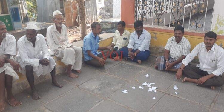 ಜಾತಿ ಪ್ರಮಾಣ ಪತ್ರ ಹರಿದು ಹಾಕಿ ಸರಕಾರದ ವಿರುದ್ಧ ಅಕ್ರೋಷ..