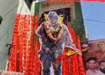 ಜೇಮ್ಸ್ ಚಿತ್ರ ಬಿಡುಗಡೆ, ಪುನೀತ್ ಕಟೌಟ್ ಗೆ ಹಾಲಿನ ಅಭಿಷೇಕ.