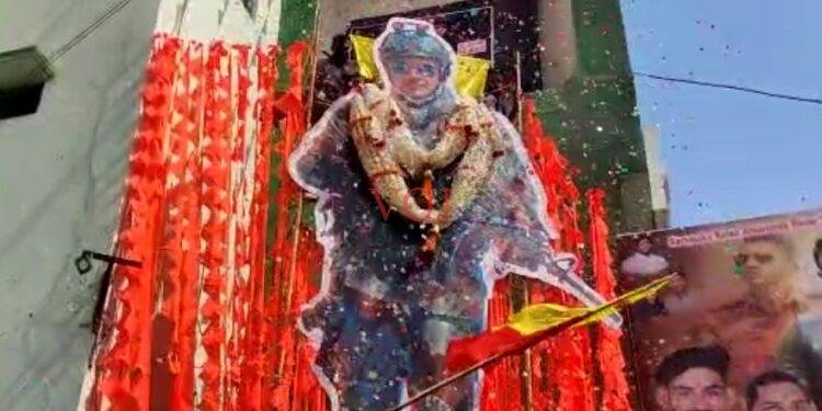 ಜೇಮ್ಸ್ ಚಿತ್ರ ಬಿಡುಗಡೆ, ಪುನೀತ್ ಕಟೌಟ್ ಗೆ ಹಾಲಿನ ಅಭಿಷೇಕ.