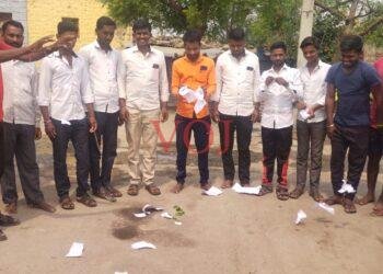 ಸರಕಾರದ ಐತಿಹಾಸಿಕ ಯೋಜನೆ ವಿರುದ್ದ ಜಾತಿ ಪ್ರಮಾಣ ಪತ್ರ ಹರಿದು ಆಕ್ರೋಷ ಹೊರ ಹಾಕಿದ ತಳವಾರ ಸಮುದಾಯದ ನಿರುದ್ಯೋಗ ಯುವಕರು !
