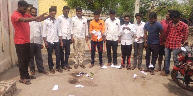 ಸರಕಾರದ ಐತಿಹಾಸಿಕ ಯೋಜನೆ ವಿರುದ್ದ ಜಾತಿ ಪ್ರಮಾಣ ಪತ್ರ ಹರಿದು ಆಕ್ರೋಷ ಹೊರ ಹಾಕಿದ ತಳವಾರ ಸಮುದಾಯದ ನಿರುದ್ಯೋಗ ಯುವಕರು !