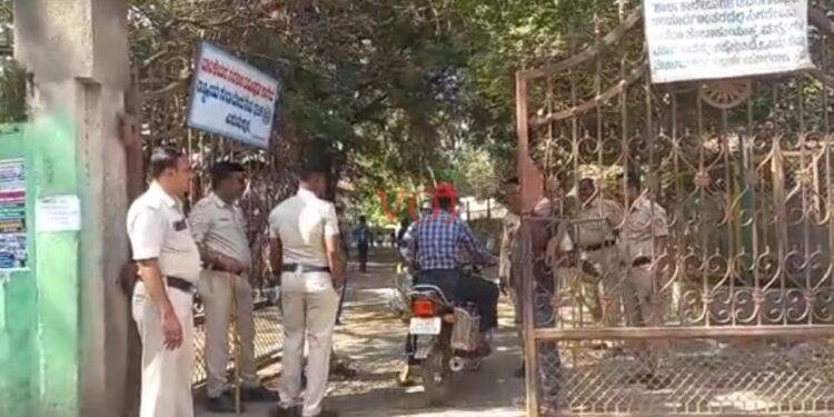 ಪರೀಕ್ಷಾ ಕೇಂದ್ರದ ಬಳಿ ಬೀಗಿ ಪೊಲೀಸ ಬಂದೋಬಸ್ತ್ !