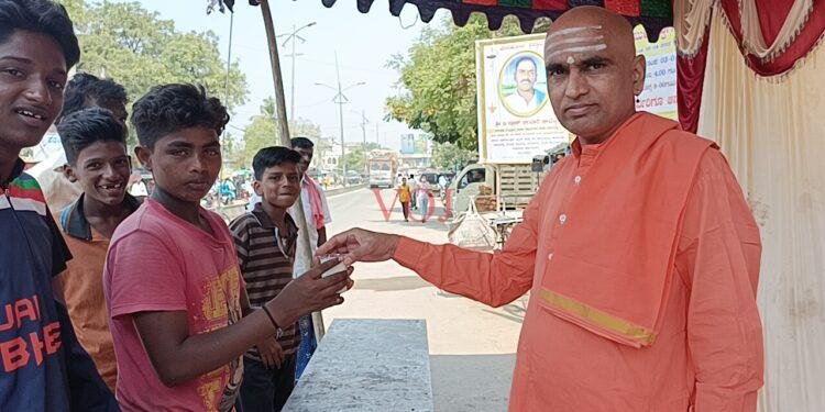 ನಡೆದಾಡುವ ದೇವರ 115 ನೇ ಜಯಂತಿಯ ಅಂಗವಾಗಿ ಮಜ್ಜಿಗೆ ವಿತರಣೆ: