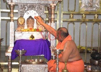 ಯುಗಾದಿ ನಿಮಿತ್ಯ ಮೂಲ ರಾಮದೇವರಿಗೆ ವಿಶೇಷ ಪೂಜೆ ಸಲ್ಲಿಸಿದ ಶ್ರೀಗಳು: