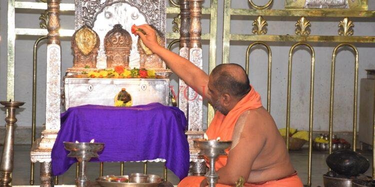 ಯುಗಾದಿ ನಿಮಿತ್ಯ ಮೂಲ ರಾಮದೇವರಿಗೆ ವಿಶೇಷ ಪೂಜೆ ಸಲ್ಲಿಸಿದ ಶ್ರೀಗಳು: