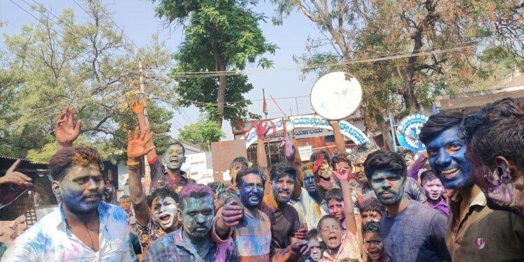 ಭಾವೈಕ್ಯತೆಗೆ ಸಾಕ್ಷಿಯಾದ ಬಣ್ಣದೋಕುಳಿ:
