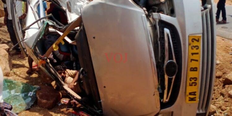 ಎರಡು ಕಾರುಗಳ ನಡುವೆ ಮುಖಾಮುಖಿ ಡಿಕ್ಕಿ; ಮೂವರ ದಾರುಣ ಸಾವು: