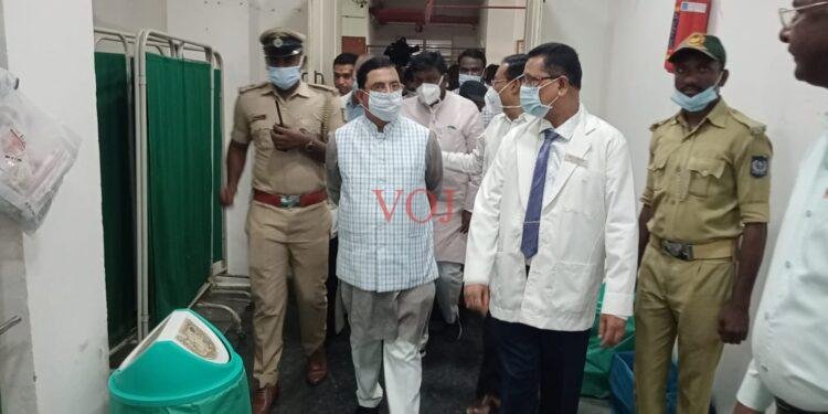 ರಿಮ್ಸ್ ಆಸ್ಪತ್ರೆ ಆಸ್ಪತ್ರೆಗೆ ಭೇಟಿ ನೀಡಿದ ಕೇಂದ್ರ ಸಚಿವ ಪ್ರಹ್ಲಾದ್ ಜೋಷಿ: