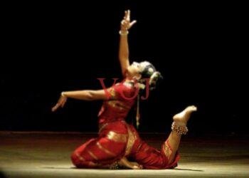 ಕಬ್ಬಿಣದ ಮೊಳೆಗಳ ಮೇಲೆ ನೃತ್ಯ ಮಾಡಿ ದಾಖಲೆ ಬರೆದ ಮಹಿಳೆ: