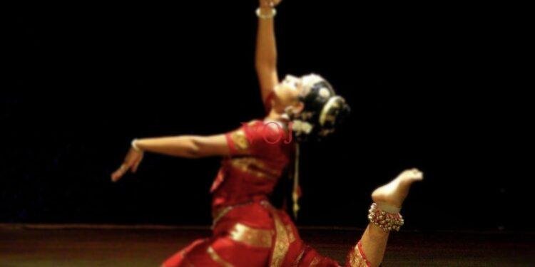 ಕಬ್ಬಿಣದ ಮೊಳೆಗಳ ಮೇಲೆ ನೃತ್ಯ ಮಾಡಿ ದಾಖಲೆ ಬರೆದ ಮಹಿಳೆ: