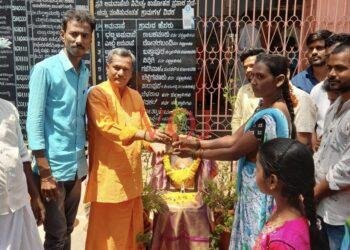 ತ್ರಿವಿಧ ದಾಸೋಹಿಗಳ 115 ನೇ ಜನ್ಮ ಜಯಂತಿ ಅಂಗವಾಗಿ 115 ಸಸಿಗಳ ವಿತರಣೆ: