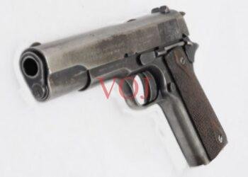 ಪಿಸ್ತೂಲ್ನೊಂದಿಗೆ ಸಿಕ್ಕಿಬಿದ್ದ ಯುವತಿ: