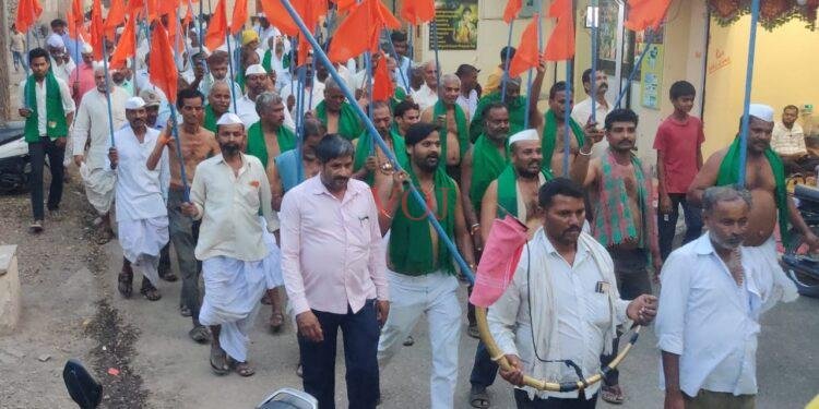 ಗುತ್ತಿ ಬಸವಣ್ಣ ಹೋರಾಟ ಸಮಿತಿಯಿಂದ ಅರೇಬೆತ್ತಲೆ ಮೆರವಣಿಗೆ: