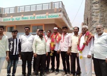 ನೂತನ ಅಧ್ಯಕ್ಷ ಹಾಗೂ ಉಪಾಧ್ಯಕ್ಷರಿಗೆ ಗ್ರಾಮಸ್ಥರಿಂದ ಅಭಿನಂದನೆ..