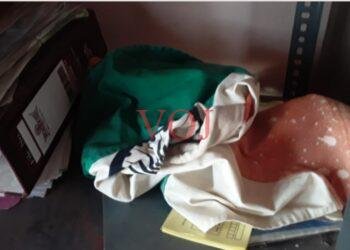 ಅಧಿಕಾರಿಗಳ ಬೇಜವಬ್ದಾರಿತನ; ಮೂಲೆಗೆಸೆದ ರಾಷ್ಟ್ರಧ್ವಜ; ಕ್ರಮಕ್ಕೆ ಸ್ಥಳೀಯರ ಒತ್ತಾಯ: