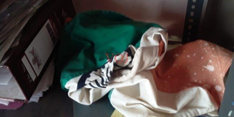 ಅಧಿಕಾರಿಗಳ ಬೇಜವಬ್ದಾರಿತನ; ಮೂಲೆಗೆಸೆದ ರಾಷ್ಟ್ರಧ್ವಜ; ಕ್ರಮಕ್ಕೆ ಸ್ಥಳೀಯರ ಒತ್ತಾಯ: