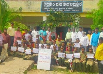 ವಿದ್ಯಾರ್ಥಿಗಳಿಗೆ ಕಲಿಕಾ ಫಲಕಗಳನ್ನು ನೀಡಿ ಹೊಸ ಚೈತನ್ಯ ಮೂಡಿಸಿದ ಶಿಕ್ಷಕರು: