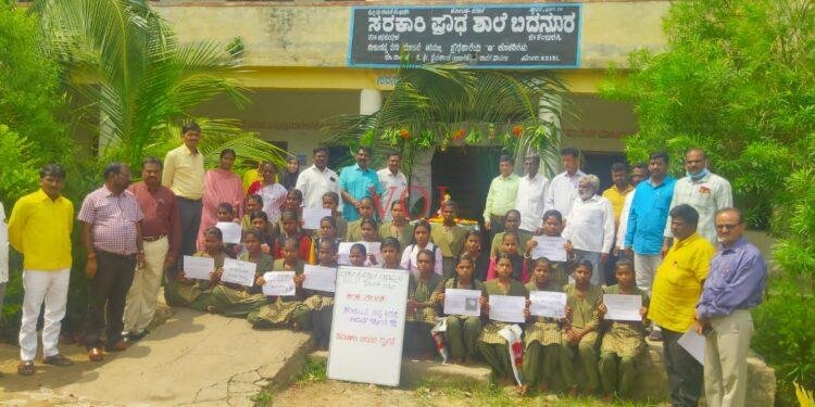 ವಿದ್ಯಾರ್ಥಿಗಳಿಗೆ ಕಲಿಕಾ ಫಲಕಗಳನ್ನು ನೀಡಿ ಹೊಸ ಚೈತನ್ಯ ಮೂಡಿಸಿದ ಶಿಕ್ಷಕರು: