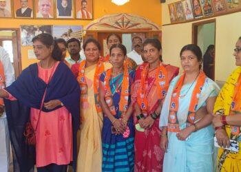 ಕಾಂಗ್ರೆಸ್ ಜೆಡಿಎಸ್ ತೊರೆದು ಬಿಜೆಪಿ ಸೇರಿದ 11 ನೇ ವಾರ್ಡಿನ ಮಹಿಳೆಯರು: