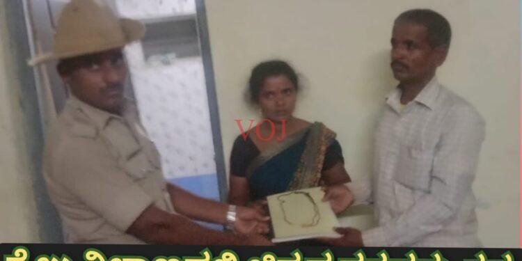 ರೈಲು ನಿಲ್ದಾಣದಲ್ಲಿ ಚಿನ್ನದ ಸರವನ್ನು ಕದ್ದ ಕಳ್ಳನನ್ನು ಬೆನ್ನಟ್ಟಿ ಹಿಡಿದ ಪೋಲಿಸರು..!