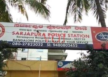 ಸಾಲ ಹಿಂತಿರುಗಿಸದಿರುವ ಕಾರಣಕ್ಕೆ ಮಹಿಳೆಯ ಬಟ್ಟೆ ಬಿಚ್ಚಿ ಮಾರಣಾಂತಿಕ ಹಲ್ಲೆ: