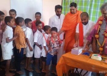 ಶ್ರೀಗಳ ಹುಟ್ಟು ಹಬ್ಬದ ಪ್ರಯುಕ್ತ ಅನಾಥ ಹಾಗೂ ಬಡ ಮಕ್ಕಳಿಗೆ ನೋಟ್ ಬುಕ್ ವಿತರಣೆ: