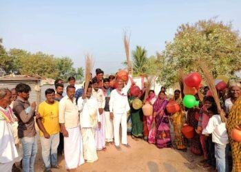 ಖಾಲಿ ಕೊಡ, ಪೊರಕೆ ಹಿಡಿದು ಅಧಿಕಾರಿಗಳ ವಿರುದ್ಧ ಆಕ್ರೋಶ: