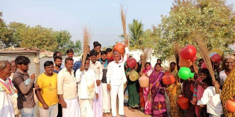 ಖಾಲಿ ಕೊಡ, ಪೊರಕೆ ಹಿಡಿದು ಅಧಿಕಾರಿಗಳ ವಿರುದ್ಧ ಆಕ್ರೋಶ: