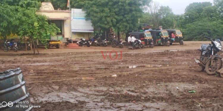 ಹಿರೇಮಸಳಿ ಬಸ್ ನಿಲ್ದಾಣ ಕೆಸರಿನ ಗದ್ದೆಯಾಗಿದೆ..!
