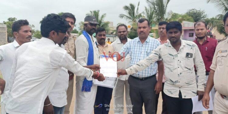 ವಿವಿಧ ಬೇಡಿಕೆಗಳನ್ನು ಈಡೇರಿಸುವಂತೆ ದಲಿತ ಸಂಘರ್ಷ ಸಮಿತಿಯಿಂದ ತಹಶೀಲ್ದಾರರಿಗೆ ಮನವಿ: