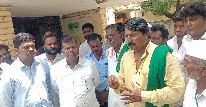 ರೈತರಿಂದ ಹೆಚ್ಚಿನ ಹಣ ವಸೂಲಿ ಮಾಡುತ್ತಿರುವ ಗೊಬ್ಬರದ ಅಂಗಡಿ ಮಾಲೀಕರು: