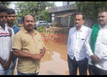 ರಸ್ತೆಯ ಮೇಲೆ ನೀರು ವಿದ್ಯಾರ್ಥಿಗಳ ಪರದಾಟ: