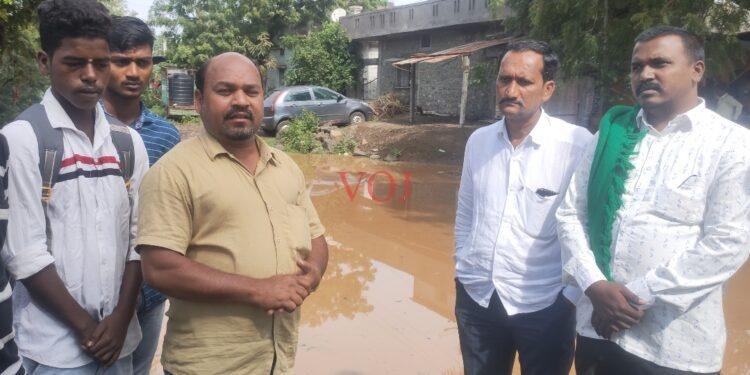 ರಸ್ತೆಯ ಮೇಲೆ ನೀರು ವಿದ್ಯಾರ್ಥಿಗಳ ಪರದಾಟ: