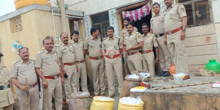 ಕಳ್ಳಬಟ್ಟಿ ಸಾರಾಯಿ ಅಡ್ಡೆಯ ಮೇಲೆ ಅಬಕಾರಿ ಪೊಲೀಸ ದಾಳಿ..