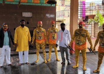 ಹುಲಿ ವೇಷ ಧರಿಸಿ ಮೊಹರಂ ಆಚರಿಸಿದ ತಳವಾರ ಸಮುದಾಯದ ಯುವಕರು..!