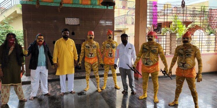 ಹುಲಿ ವೇಷ ಧರಿಸಿ ಮೊಹರಂ ಆಚರಿಸಿದ ತಳವಾರ ಸಮುದಾಯದ ಯುವಕರು..!