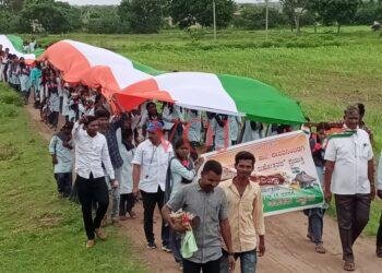 500 ಅಡಿ ಉದ್ದದ ತ್ರಿವರ್ಣ ಧ್ವಜದೊಂದಿಗೆ ದೇಶಾಭೀಮಾನ ಸಾರಿದ ವಿಧ್ಯಾರ್ಥಿಗಳು..