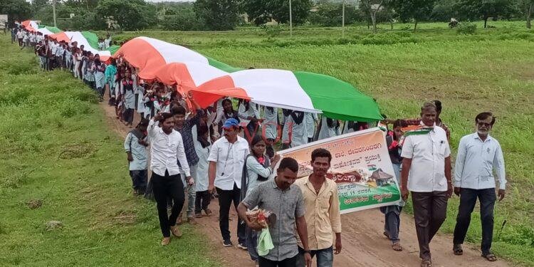 500 ಅಡಿ ಉದ್ದದ ತ್ರಿವರ್ಣ ಧ್ವಜದೊಂದಿಗೆ ದೇಶಾಭೀಮಾನ ಸಾರಿದ ವಿಧ್ಯಾರ್ಥಿಗಳು..