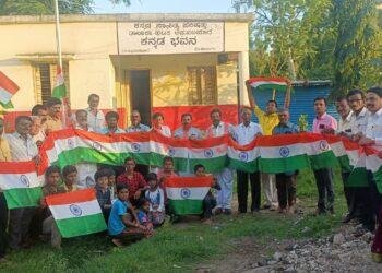 ೭೫ ನೇ ಸ್ವಾತಂತ್ರ್ಯ ಅಮೃತ ಮಹೋತ್ಸವ ಅಂಗವಾಗಿ ರಾಷ್ಟ್ರಧ್ವಜ ವಿತರಣೆ : ಪ್ರಭು ಪುಲಾರಿ..