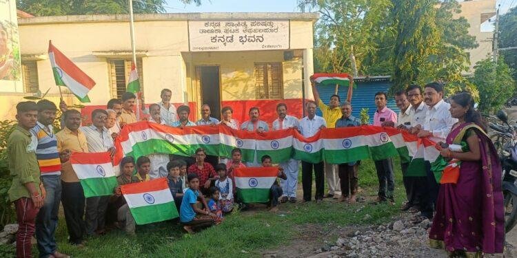 ೭೫ ನೇ ಸ್ವಾತಂತ್ರ್ಯ ಅಮೃತ ಮಹೋತ್ಸವ ಅಂಗವಾಗಿ ರಾಷ್ಟ್ರಧ್ವಜ ವಿತರಣೆ : ಪ್ರಭು ಪುಲಾರಿ..