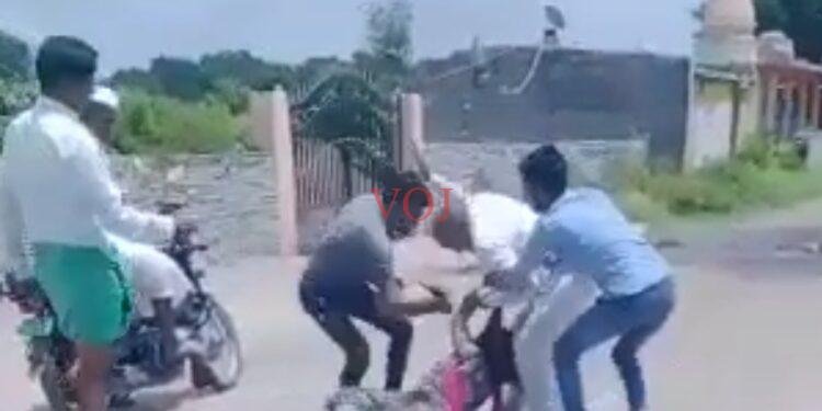 ಆಸ್ತಿ ವಿಚಾರವಾಗಿ ನಡುರಸ್ತೆಯಲ್ಲೇ ಮಹಿಳೆಯ ಮೇಲೆ ಹಲ್ಲೆ..!