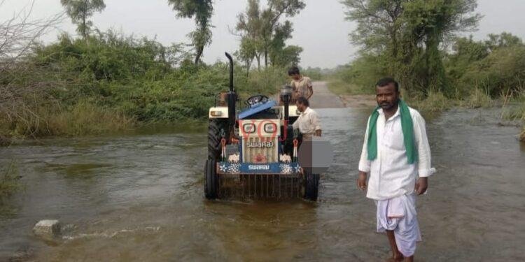 ಮಳೆ ಆರ್ಭಟಕ್ಕೆ ತುಂಬಿ ಹರಿಯುತ್ತಿರುವ ಕೆರೆ; ಗ್ರಾಮಸ್ಥರ ಪರದಾಟ; ಕ್ರಮಕ್ಕೆ ಒತ್ತಾಯ:
