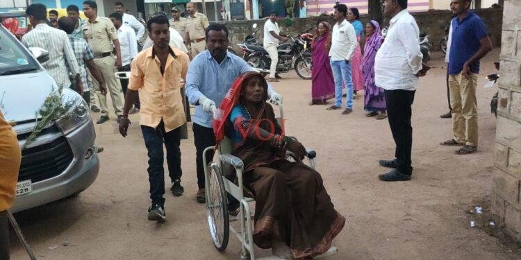 ಗೂಡ್ಸ್ ವಾಹನನ ಚಾಲಕನ ನಿಯಂತ್ರಣ ತಪ್ಪಿ ರಸ್ತೆ ಪಕ್ಕದ ಹಳ್ಳಕ್ಕೆ ಉರುಳಿ ಬಿದ್ದು 15 ಜನರಿಗೆ ಗಾಯ..!